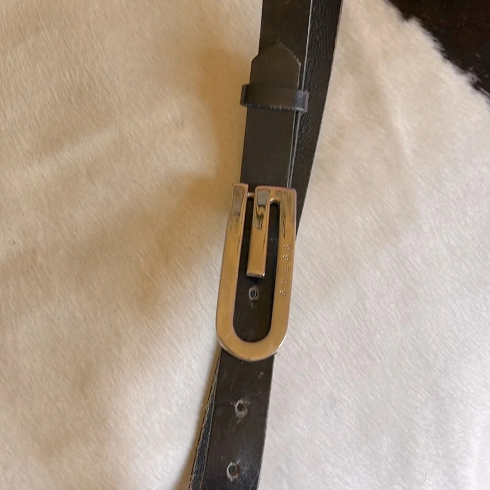 Guess black leather belt . Some wear on buckle szM - 30